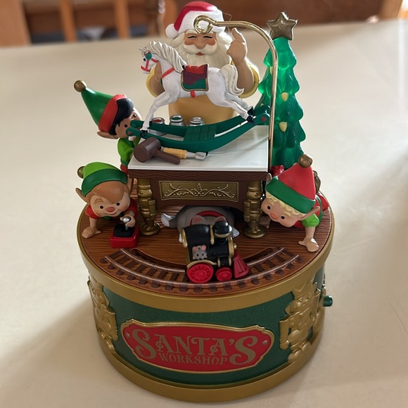 Hallmark keepsake Santa‘s workshop wonders light sound motion 2022 ornament - Picture 4 of 6